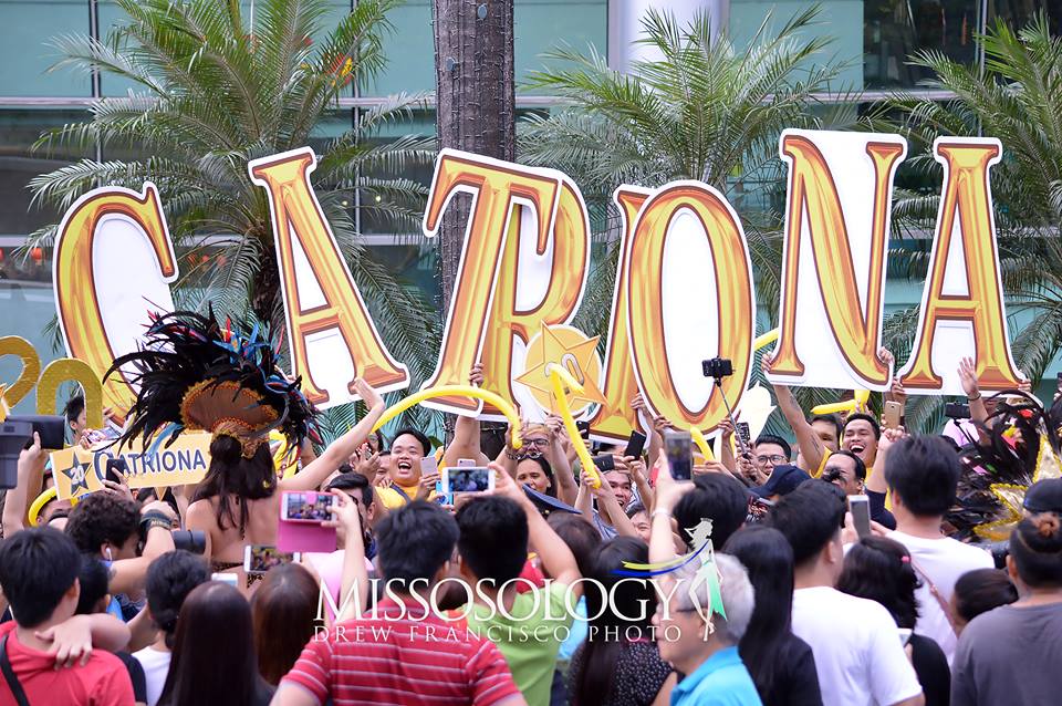 Binibini 20 Catriona Gray waves to her fans during the Bb Pilipinas 2018 parade of beauties. (Photo by Drew Francisco)