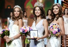 Первая вице-мисс Россия 2016 Юлиана Королькова (Оренбургская область), Мисс Россия 2016 Яна Добровольская (Тюмень) и вторая вице-мисс Россия 2016 Юлия Хорошавина (Киров) в финале национального конкурса «Мисс Россия 2016» (слева направо)
