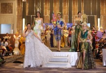 ประกาศผล 5 ชุดไทยสร้างสรรค์ เวทีมิสยูนิเวิร์สไทยแลนด์ 2016 จากไอเดีย 40 สาวงาม เตรียมลุ้นรางวัลชนะเลิศ 21 ก.ค. นี้ หมายเลข 1 นางสาว พันธิรา สิงโห ชื่อชุดไทยสร้างสรรค์ แมลงทับ นางพญา วิจิตรา ภูษาไทยแรงบันดาลใจจากพระราชดำรัส สมเด็จพระนางเจ้าสิริกิติ์ พระบรมราชินีนาถ ที่ได้ทรงเห็นคุณค่าของแมลง สัตว์ที่มีปีกแข็งสีสันงดงาม เป็นสีเขียวมรกต ซึ่งเมื่อแมลงทับตายปีกจะไม่สลายไปกับร่าง สมเด็จพระนางเจ้าสิริกิติ์ พระบรมราชินีนาถ จึงมีพระราชกระแสรับสั่งให้ชาวบ้านนำปีกแมลงทับ มาประดับตกแต่งเป็นเครื่องประดับต่าง ๆ รวมถึงการนำมาปักลงบนผ้าไทย มีคุณค่าบ่งบอกถึงความประณีต สร้างรายได้ให้แก่ราษฎร มีความวิจิตรและทรงคุณค่า หมายเลข 14 นางสาว ชลิตา ส่วนเสน่ห์ ชื่อชุดไทยสร้างสรรค์ ชุ่มฉ่ำมหาสงกรานต์ แรงบันดาลใจจาก วันสงกรานต์ เป็นประเพณีเก่าแก่ที่คนไทยสืบต่อกันมาแต่โบราณที่ให้ความสำคัญกับความสัมพันธ์ภายในครอบครัวและบรรพบุรุษ ได้แสดงออกถึงความรักและความผูกพันที่สืบต่อกันมา โดยใช้น้ำเป็นสื่อกลางของเทศกาล และนี่คือชุดที่ผสมผสานขนบธรรมเนียมประเพณีไทยที่มีความเปลี่ยนแปลงไปตามยุคตามสมัย จากอดีตสู่ปัจจุบัน หมายเลข 18 นางสาว อัจฉรี บัวเขียว ชื่อชุดไทยสร้างสรรค์ กิงกะหร่ามยุรยูงคำ แรงบันดาลใจ กิงกะหร่า หรือ ฟ้อนนางนก ซึ่งเป็นศิลปะการแสดงของชาวล้านนา จะแสดงในช่วงประเพณีออกพรรษา เป็นนาฏศิลป์ที่เลียนแบบอากัปกิริยาของนกยูง แสดงถึงความยินดีในการเสด็จกลับมาจากสวรรค์ชั้นดาวดึงส์ของพระพุทธเจ้า เพื่อถวายเป็นพระพุทธบูชา นอกจากนี้ นกยูงทางล้านนายังเป็นสัญลักษณ์ที่แสดงถึงเจ้านายฝ่ายเหนือผู้สูงศักดิ์อันสง่างาม หมายเลข 28 นางสาว ธัญญา วิทิตวุฒินันท์ ชื่อชุดไทยสร้างสรรค์ บุหรงนารีรัตน์ แรงบันดาลใจ บุหรงคือราชินีนกในความสวยงาม และนารีรัตน์ เปรียบเสมือนหญิงสาวผู้มีความงามดั่งแก้วอันประเสริฐ เปรียบเสมือนหญิงสาวผู้ที่เพียบพร้อมทั้งความงามและความสามารถเฉกเช่นมิสยูนิเวิร์สไทยแลนด์ หมายเลข 30 นางสาว ศรณ์ศรฏฐ์ วิทยาเรืองสุข ชื่อชุดไทยสร้างสรรค์ รัตนชาติอันดามันแรงบันดาลใจจาก ทะเลงามในประเทศไทย ไม่แพ้ชาติใดในโลกรวมทั้งอัญมณีใต้ท้องทะเลที่งดงามอย่างไข่มุก