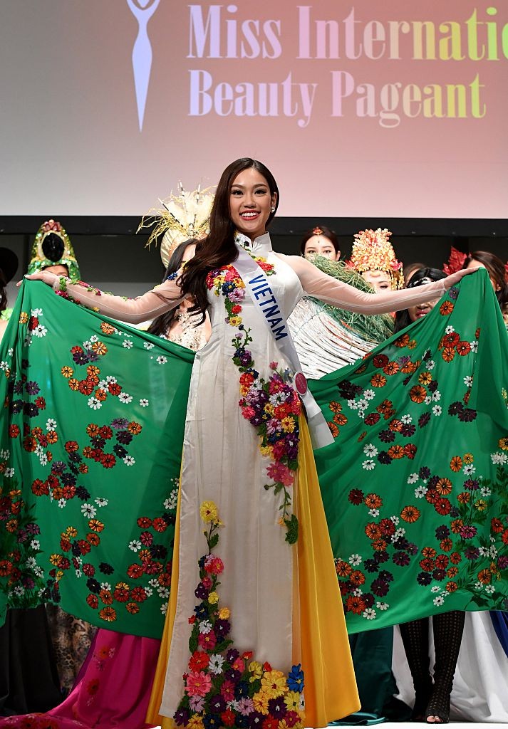 Miss Vietnam Pham Ngoc Phuong Linh poses in her national costume during the opening press preview of 2016 Miss International Beauty Pageant in Tokyo on October 11, 2016.Seventy women will compete in the final in Tokyo on October 27. / AFP / TOSHIFUMI KITAMURA        (Photo credit should read TOSHIFUMI KITAMURA/AFP/Getty Images)